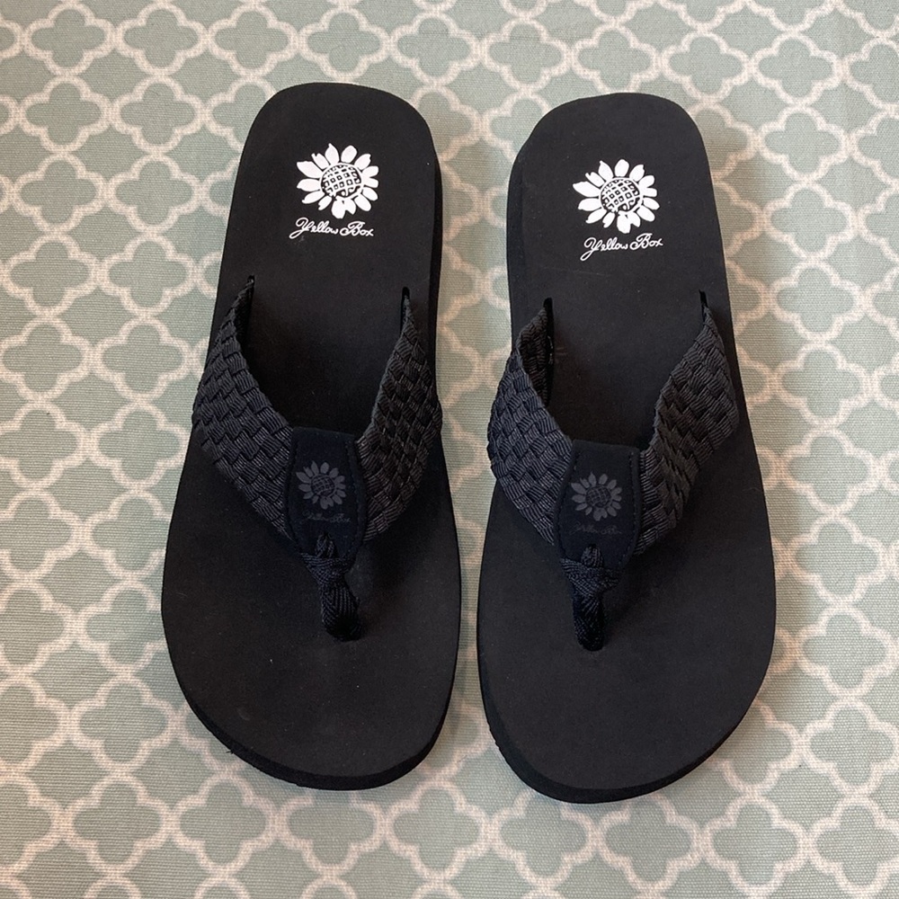 NEW YellowBox Soleil Black Woven Metallic Sandals 8